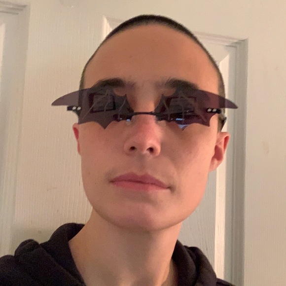 Bat wing goth sunglasses - Picture 3 of 5